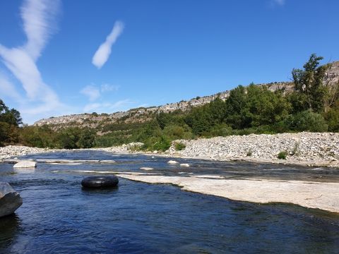Camping au bord de la rivière en Ardèche